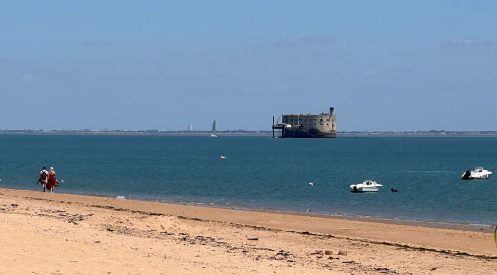 Une vue du Fort Boyard, prise depuis la plage de Boyardville.