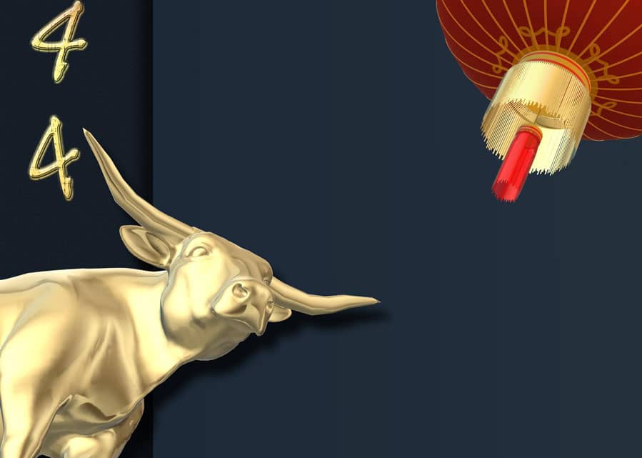 Une figurine de taureau en or avec le numéro 4 se trouve sur le côté gauche