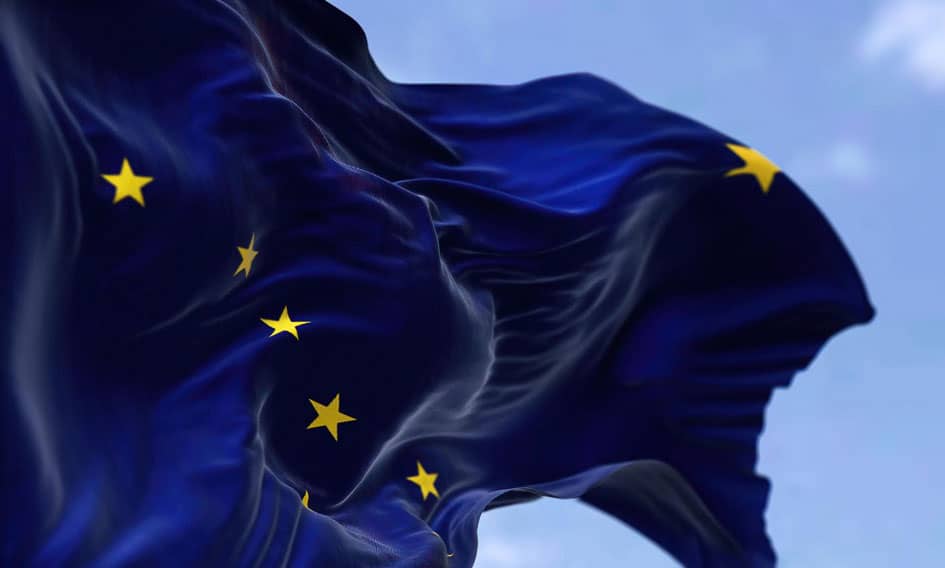 Le drapeau de l'alaska flottant dans le ciel