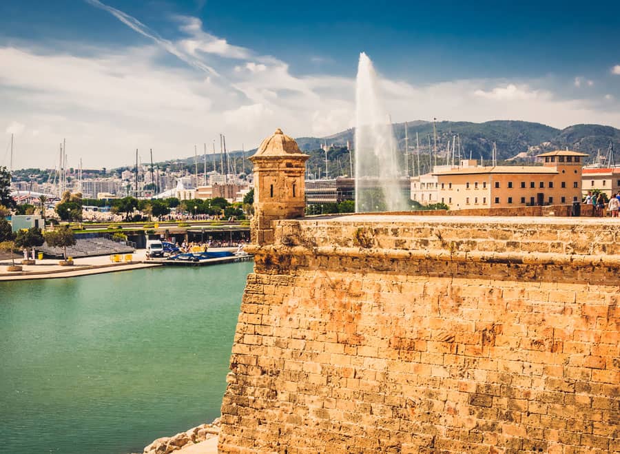 Vue d'une fortification historique en pierre au bord de l'eau à majorque