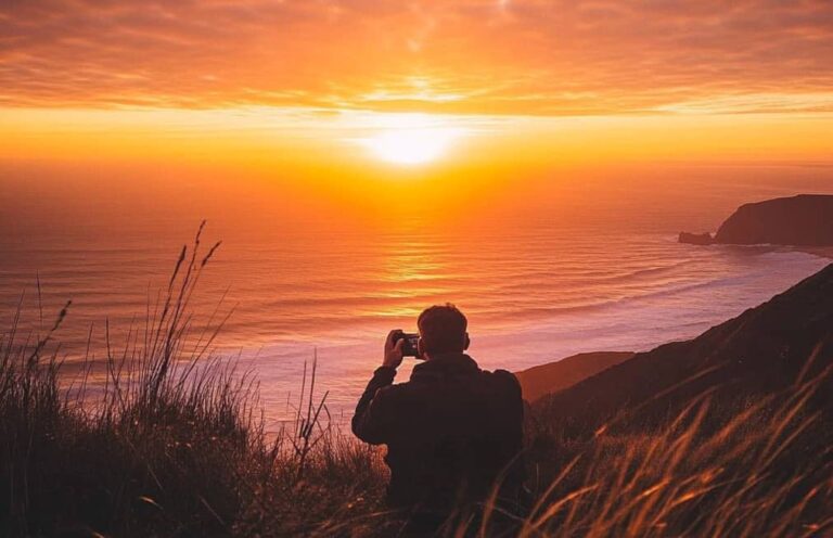Personne prenant une photo d'un coucher de soleil