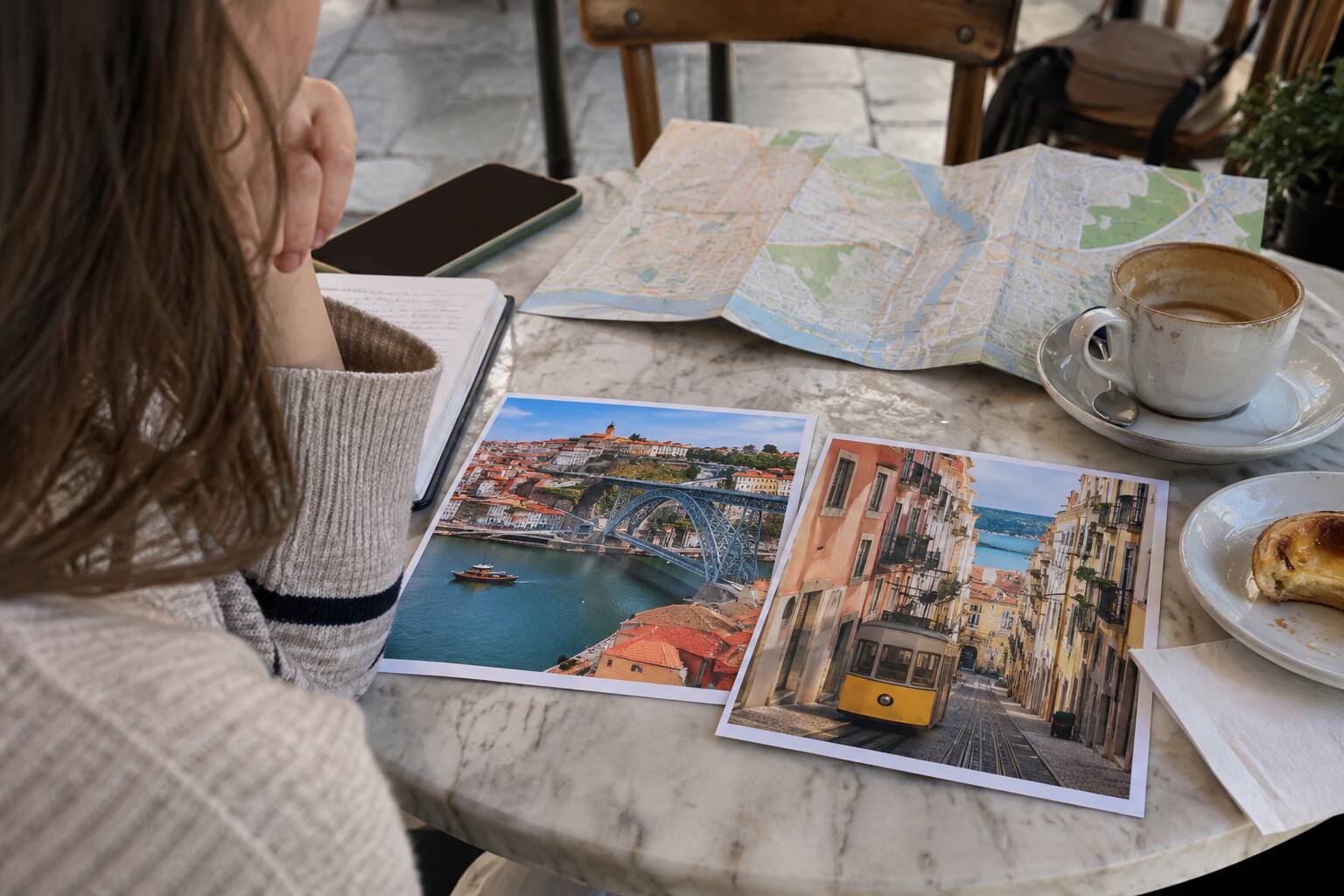 Une personne est assise à une table devant une carte, un café