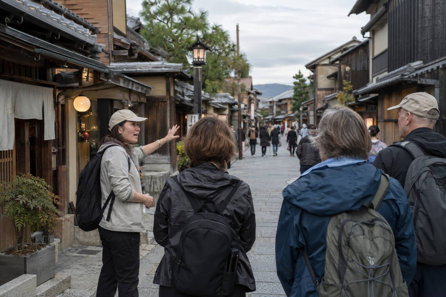 Un guide touristique s'adresse à un groupe de personnes dans une rue traditionnelle